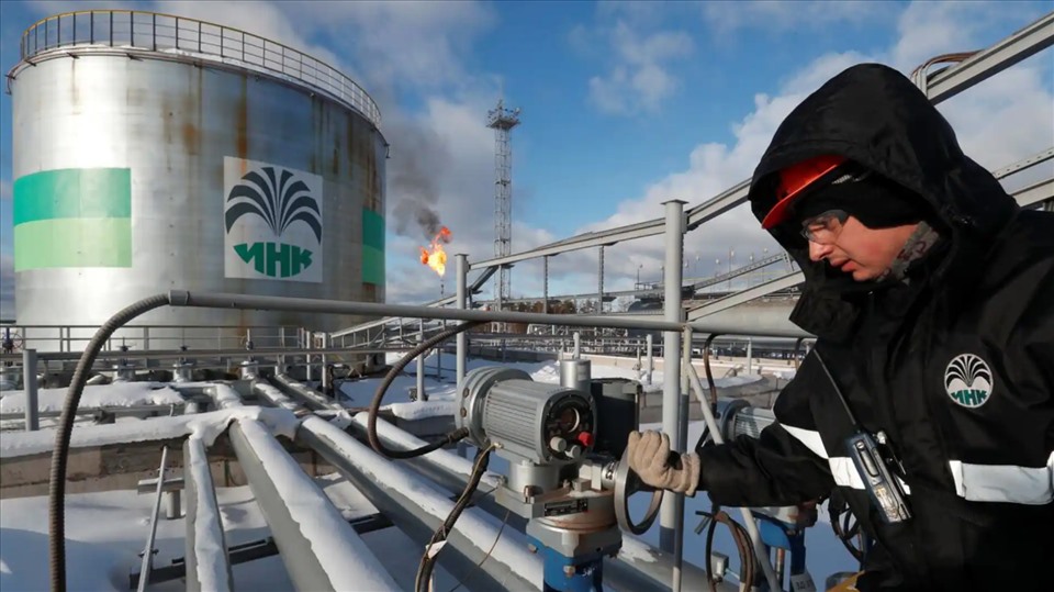EU vẫn mua dầu của Nga để ngăn cản Nga bán ra thị trường khác với giá cao hơn. Ảnh: Getty