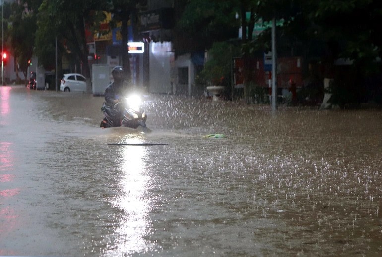 2 ngày qua, nhiều tuyến đường ở TP.Vĩnh Yên ngập sâu, các phương tiện giao thông di chuyển rất khó khăn.