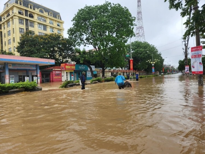 Trận mưa lớn kéo dài trên địa bàn tỉnh Vĩnh Phúc đã khiến nhiều khu vực ngập lụt. Trong đó, tổng lượng mưa lớn nhất là huyện Tam Đảo với 321mm, TP.Vĩnh Yên 268mm, Tam Dương trên 249mm.