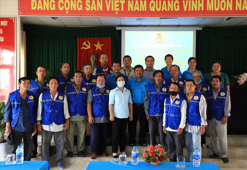 Các đoàn viên Công đoàn của Nghiệp đoàn xe mô tô khách phường Trà An ra mắt tại buổi lễ. Ảnh: BT