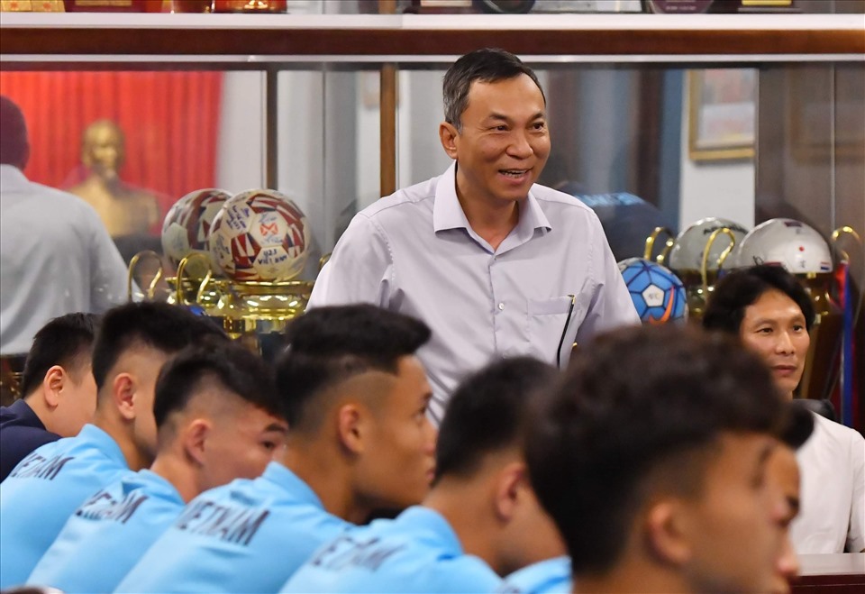 Quyền chủ tịch VFF Trần Quốc Tuấn động viên U23 Việt Nam trước vòng chung kết U23 Châu Á 2022. Ảnh: H.H