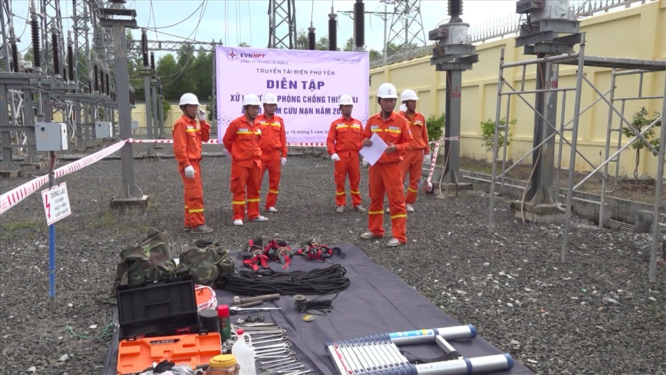 Các kỹ sư của Truyền tải điện Phú Yên đang triển khai phương án diễn tập.