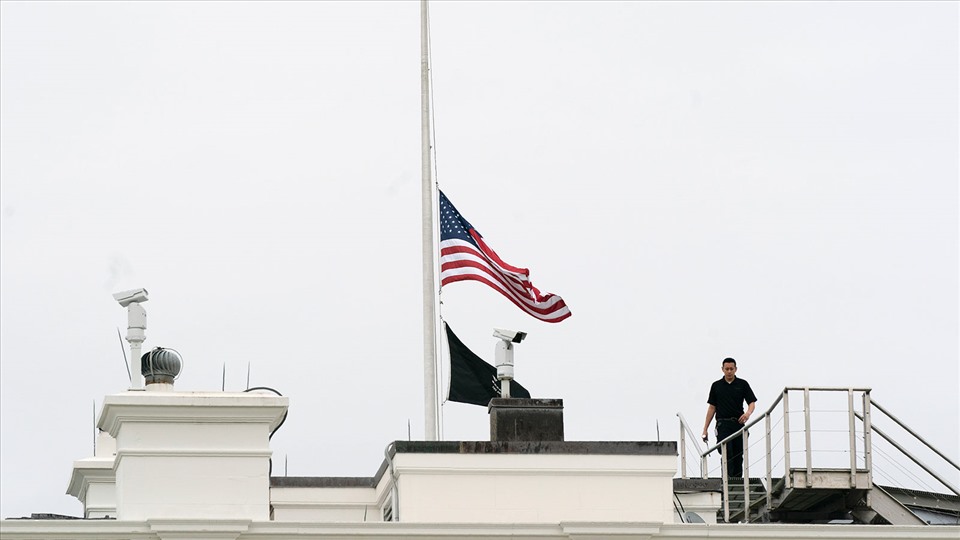 Nhà Trắng treo cờ rủ sau vụ xả súng. Ảnh: AP