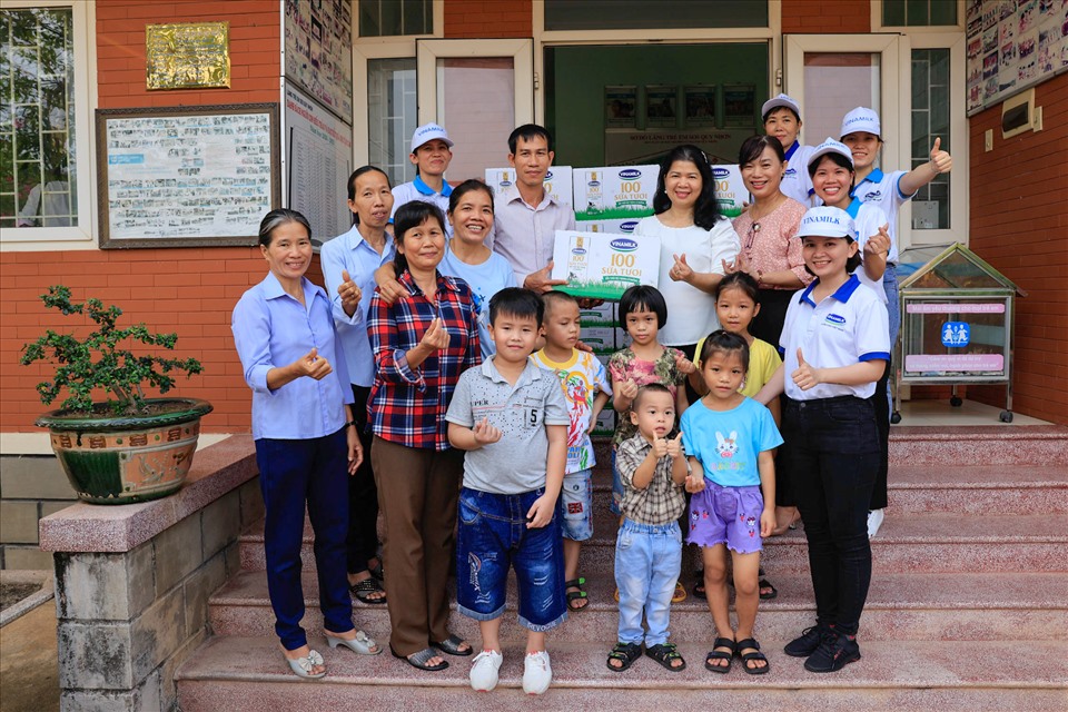 Chương trình Quỹ sữa Vươn cao Việt Nam trao tặng sữa cho trẻ em tỉnh Bình Định.