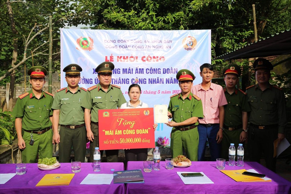 Công đoàn Công an tỉnh Nghệ An và Phòng Cảnh sát PCCC&CNCH Công an tỉnh trao 50 triệu đồng đóng góp để xây nhà tình nghĩa tặng gia đình đồng chí Nguyễn Thị Hương