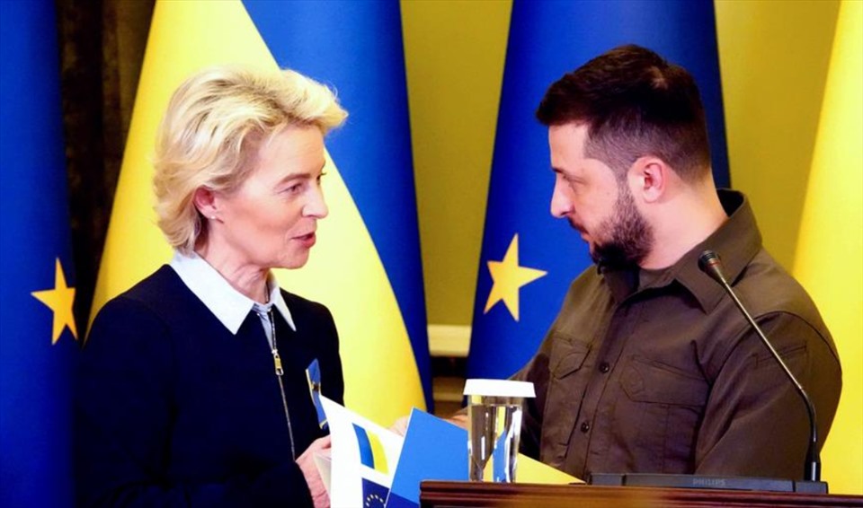 Chủ tịch Ủy ban Châu Âu Ursula von der Leyen và Tổng thống Ukraina Volodymyr Zelensky. Ảnh: AFP
