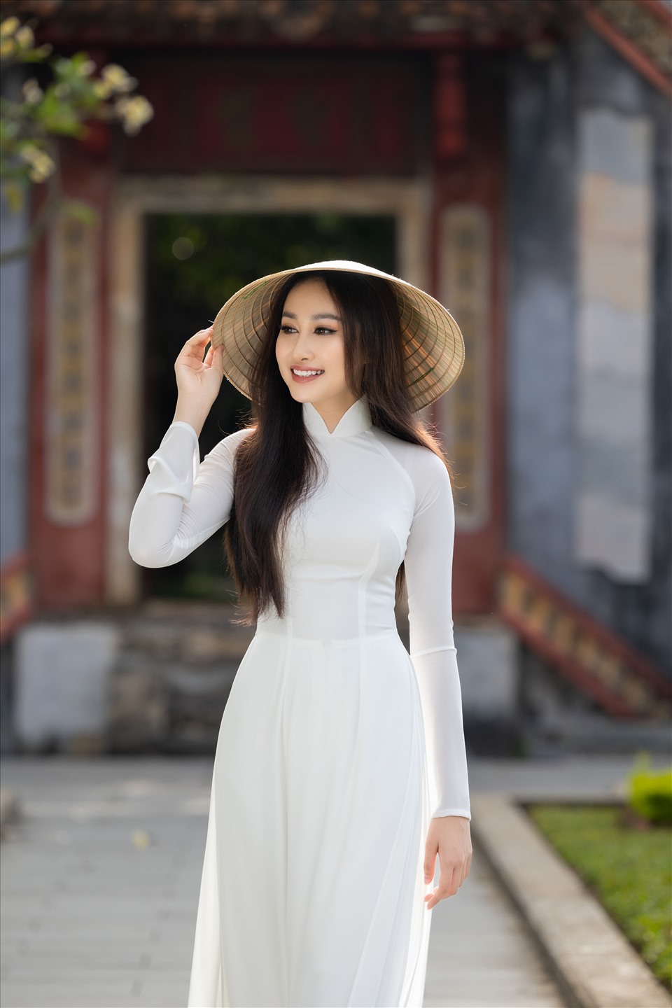 Đây là bộ ảnh áo dài mà Đoàn Hồng Trang tâm huyết thực hiện bởi cô muốn được giới thiệu đến Miss Global 2022 một vẻ đẹp thuần Việt nhất, đặc sắc nhất từ con người đến địa danh cùng tinh thần của hình ảnh.