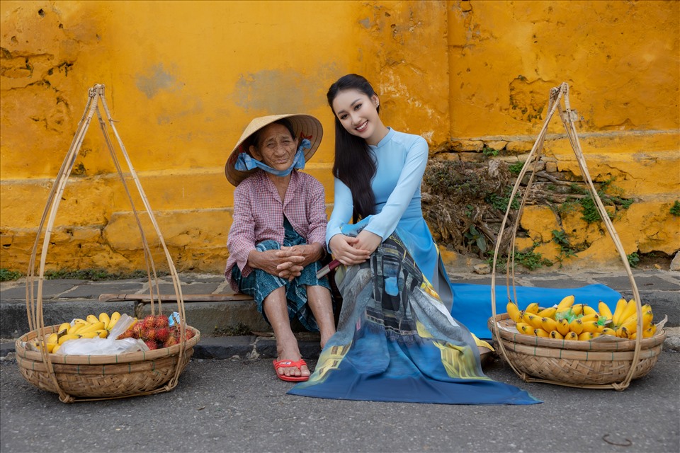 Nếu như Đoàn Hồng Trang muốn tôn vinh vẻ đẹp thuần Việt thì áo dài của NTK- Họa sĩ- Nghệ nhân Trung Đinh là lựa chọn tuyệt vời để vẽ nên bức tranh tuyệt đẹp đó giữa phố cổ Hội An cổ kính.