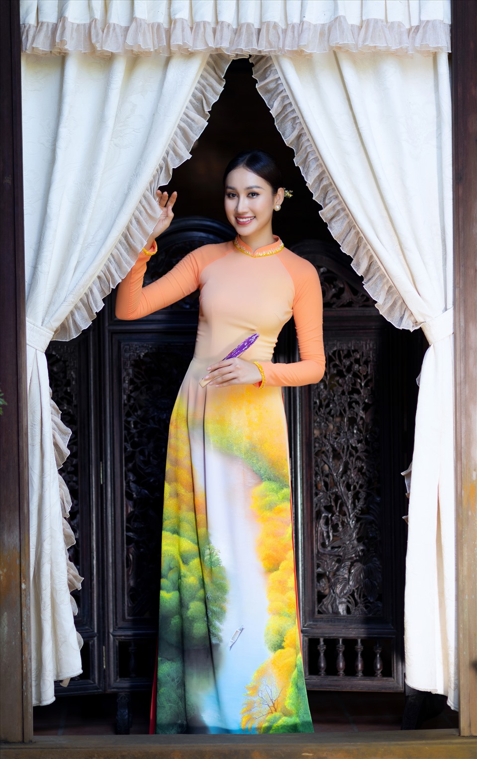 Đoàn Hồng Trang cho biết, việc chọn áo dài lụa vẽ của NTK-Họa sĩ- Nghệ nhân Trung Đinh là ý đồ của cô và ekip.