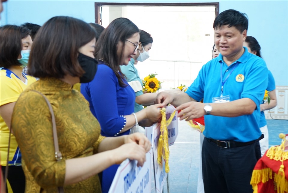 Chủ tịch Công đoàn ngành GTVT tỉnh Nghệ An Nguyễn Khắc Chương trao Cờ lưu niệm cho các đội tham gia thi đấu. Ảnh: QĐ