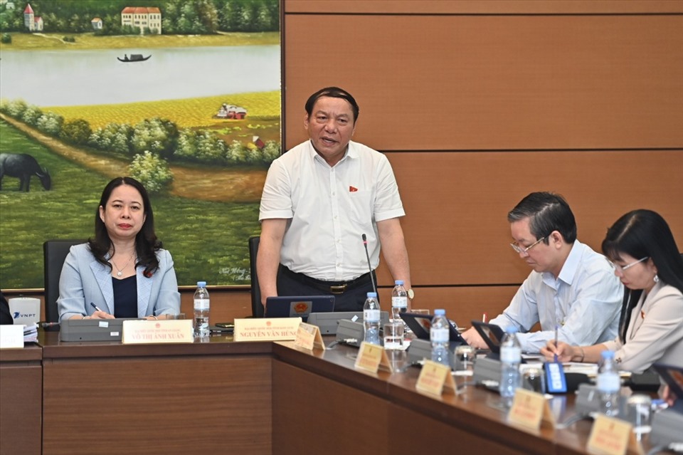 Bộ trưởng Bộ Văn hoá Thể thao và Du lịch Nguyễn Văn Hùng phát biểu thảo luận.