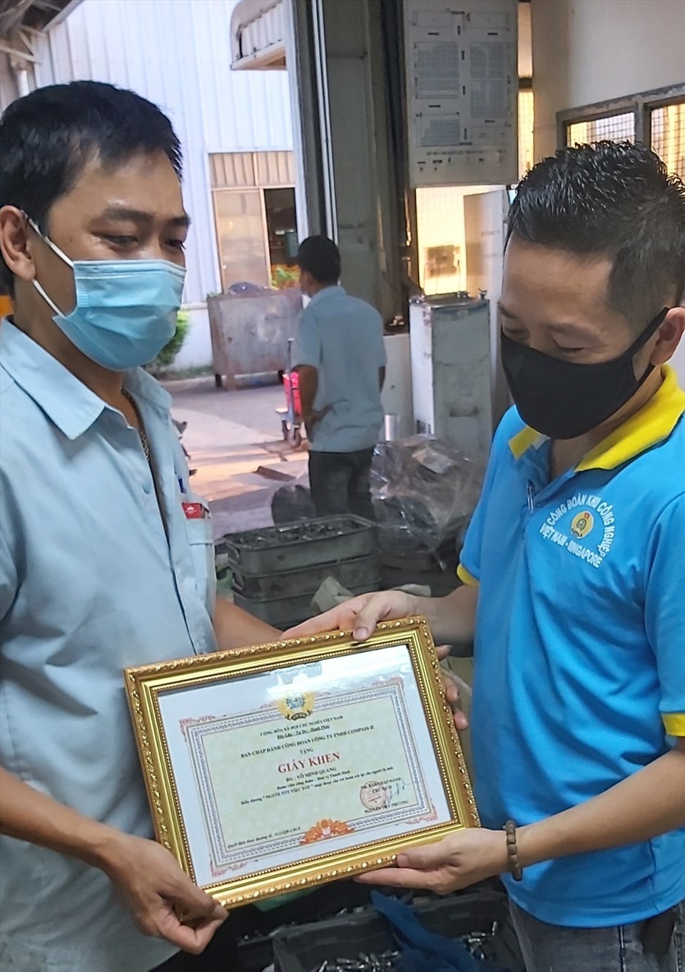 Đại diện CĐCS trao giấy khen anh Võ Minh nhặt được cái ví trong nhà vệ sinh sau đó giao lại cho CĐCS để trả lại người đánh rơi.