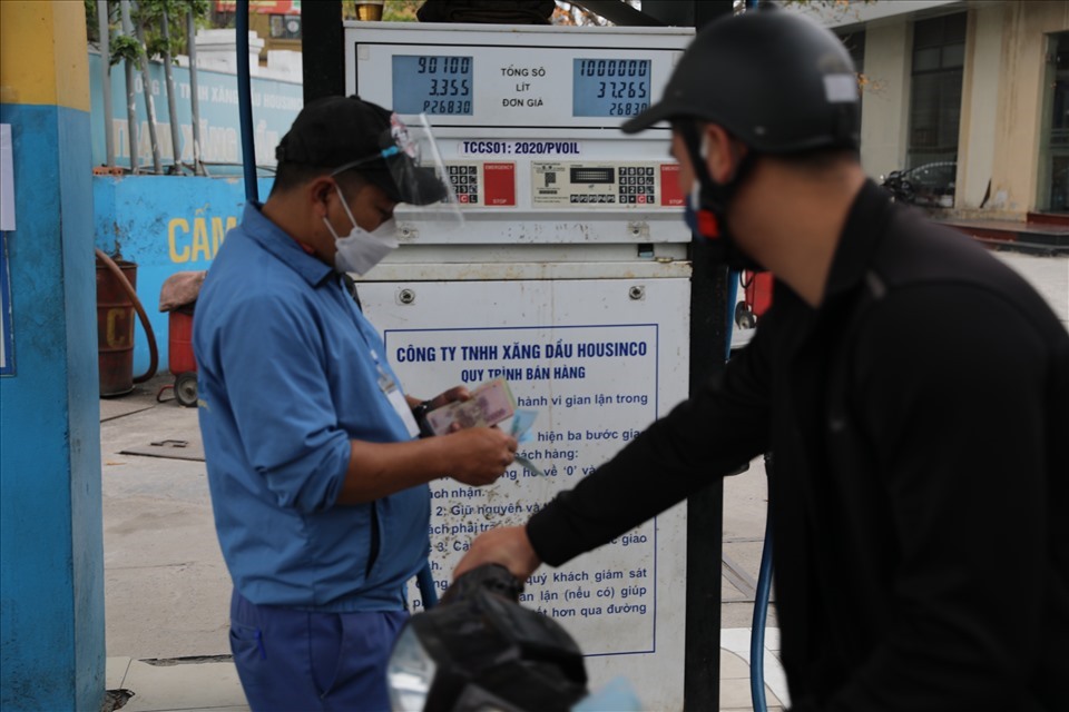 Thương nhân phân phối xăng dầu bị “bỏ quên” do quy định của Bộ Công Thương. Ảnh: Phan Anh