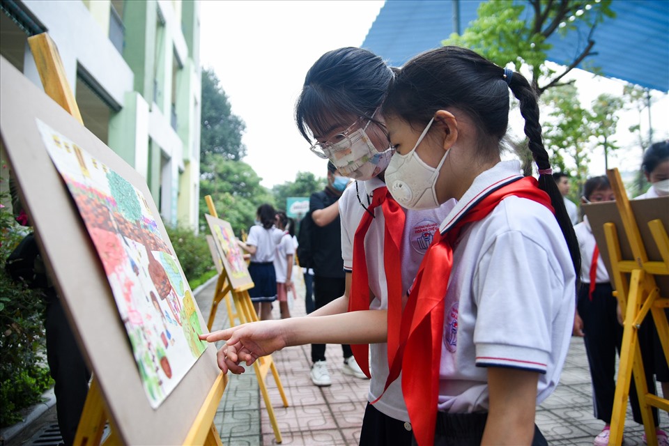 Các em học sinh tỏ ra thích thú với cuộc thi vẽ tranh chủ đề “Công viên xanh trường em” năm 2022.