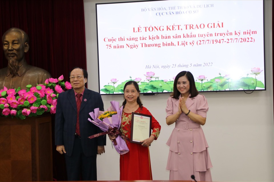 Cục trưởng Cục Văn hóa cơ sở Ninh Thị Thu Hương và Trưởng Ban Giám khảo, NSND Lê Tiến Thọ trao Giải nhì cho tác giả