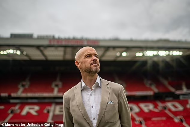 Ten Hag đã đặt chân đến Old Trafford. Ảnh: Manchester United