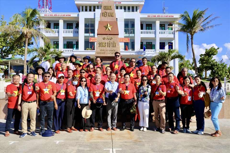 Đoàn kiều bào thăm Trường Sa và Nhà giàn DK1. Ảnh: Ủy ban Nhà nước về người Việt Nam ở nước ngoài