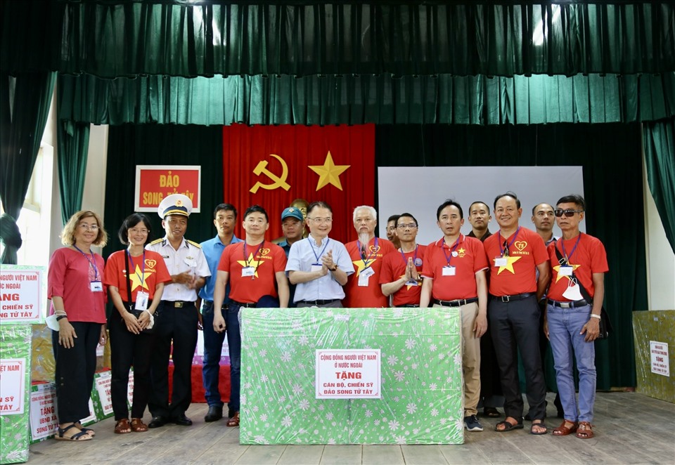 Đoàn kiều bào thăm Trường Sa và Nhà giàn DK1. Ảnh: Ủy ban Nhà nước về người Việt Nam ở nước ngoài