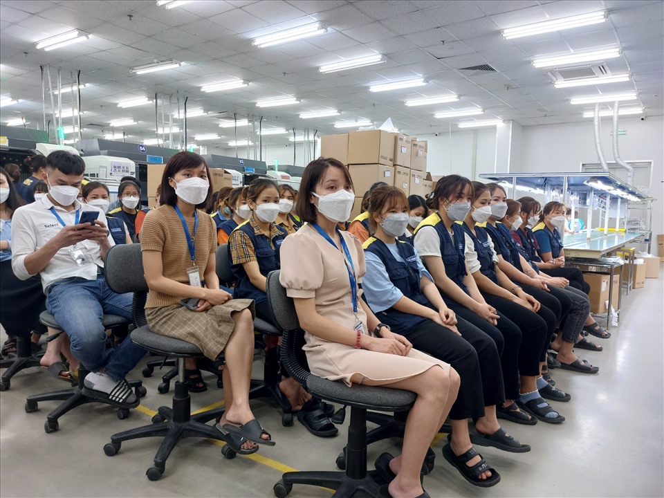 120 người lao động Công ty TNHH Hanwul Vina tự nguyện viết đơn gia nhập tổ chức Công đoàn Việt Nam. Ảnh: Ngọc Ánh