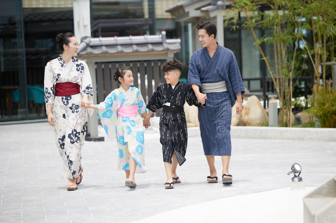 Du khách mặc Yukata và tham quan vườn Nhật