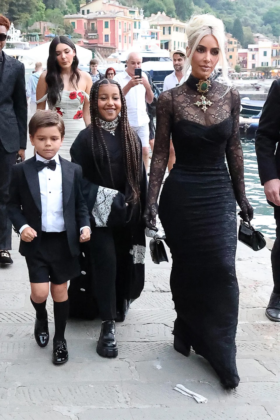 Kim Kardashian cùng các con đến dự đám cưới của chị gái. Ảnh: Xinhua