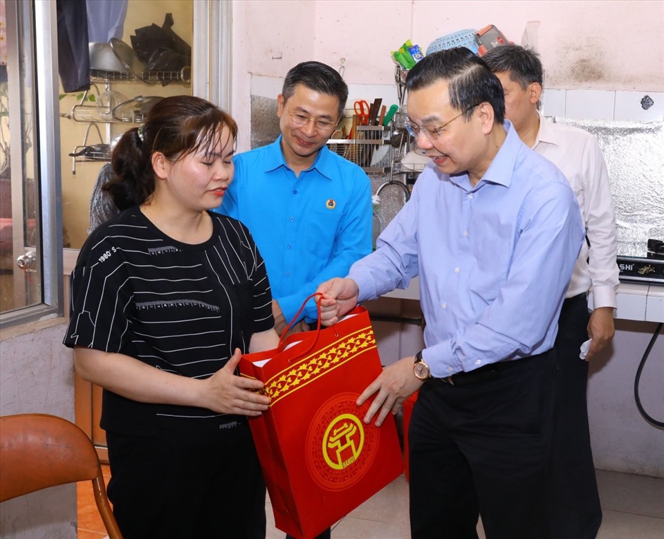 Chủ tịch Uỷ ban Nhân dân Thành phố Hà Nội Chu Ngọc Anh thăm công nhân lao động trước khi diễn ra cuộc gặp gỡ. Ảnh: Hải Nguyễn
