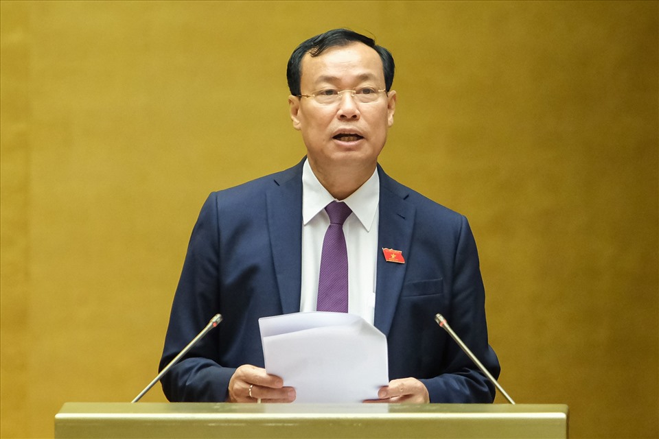 Ông Lê Tấn Tới - Chủ nhiệm Ủy ban Quốc phòng và An ninh của Quốc hội trình bày báo cáo