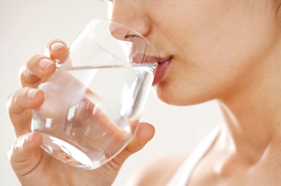 Uống đủ nước là điều đặc biệt quan trọng giúp làn da luôn hồng hào, mịn màng. Ảnh: Xinhua