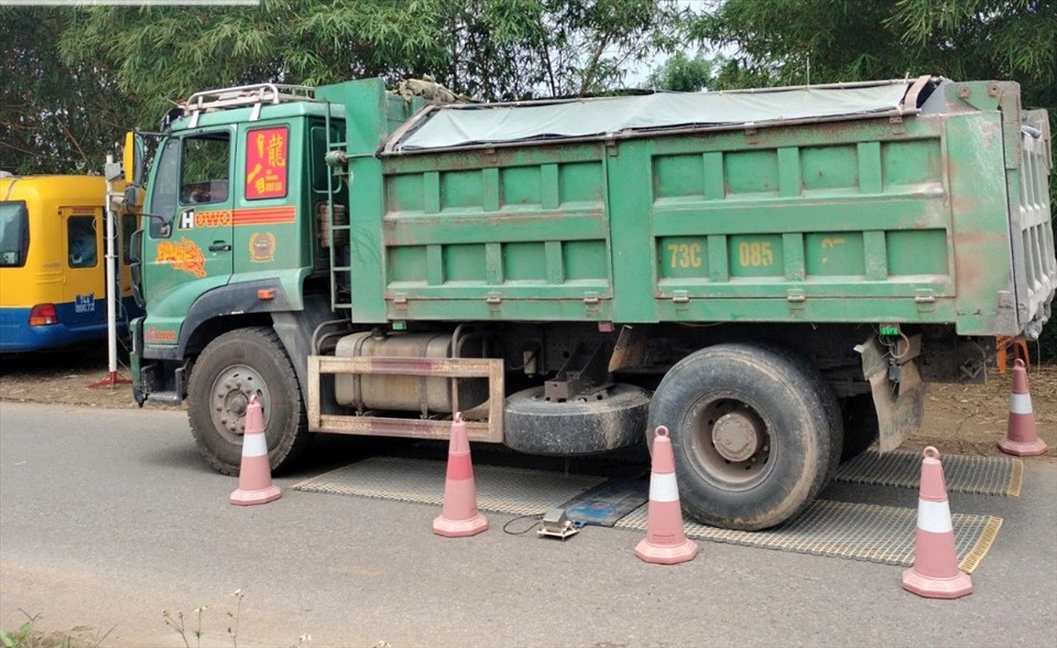 Cân tải trọng xe ôtô tại địa bàn huyện Vĩnh Linh. Ảnh: TH.