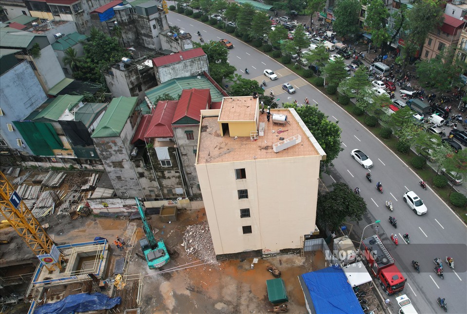Lực lượng liên ngành quận Đống Đa (Hà Nội) tổ chức cưỡng chế phá dỡ phần sai phạm xây dựng không phép của ngôi nhà xây 5 tầng trên đất lấn chiếm ở 84 đường Láng.