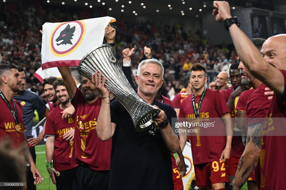 Mourinho là huấn luyện viên đầu tiên vô địch cả Champions League, Europa League và Europa Conference League. Ảnh: Getty