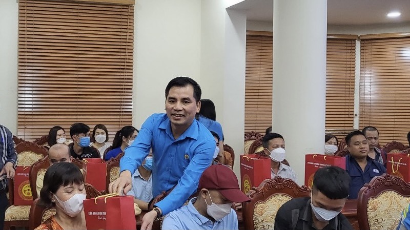 Phó Chủ tịch Liên đoàn Lao động Thành phố Hà Nội Lê Đình Hùng trao hỗ trợ cho công nhân bị tai nạn lao động nặng, bệnh nghề nghiệp. Ảnh: CĐTP