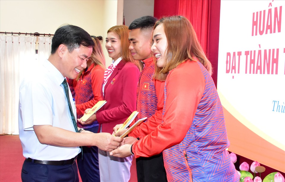 Ông Nguyễn Văn Phương - Chủ tịch UBND tỉnh Thừa Thiên Huế trao thưởng cho các vận động viên có thành tích cao. Ảnh: PV.