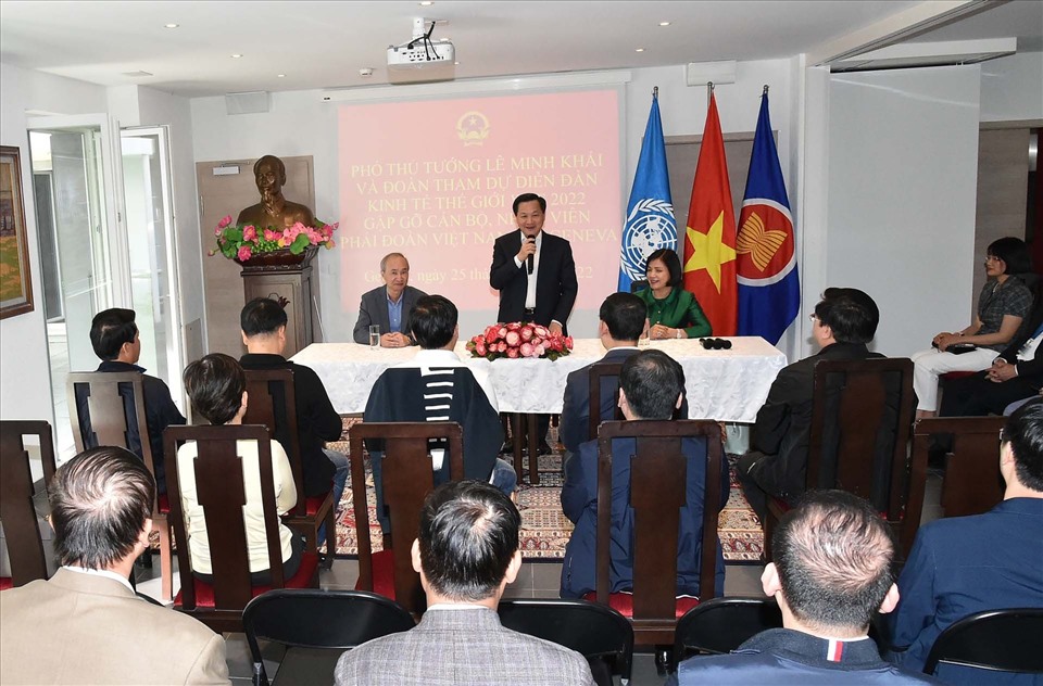Phó Thủ tướng Lê Minh Khái đến thăm và nói chuyện với cán bộ, nhân viên Phái đoàn Việt Nam bên cạnh Liên Hợp Quốc, WTO và các tổ chức quốc tế khác tại Geneva cùng đại diện Đại sứ quán Việt Nam tại Thụy Sĩ. Ảnh: VGP