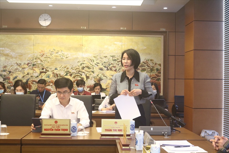 Bà Trần Thị Nhị Hà thảo luận tại tổ về dự án Luật Khám bệnh, chữa bệnh. Ảnh: PV