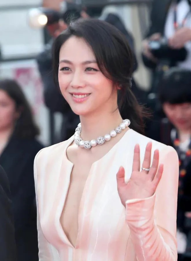Thang Duy khoe nhan sắc quyến rũ, thanh lịch trên thảm đỏ Liên hoan phim Cannes. Ảnh: AFP.