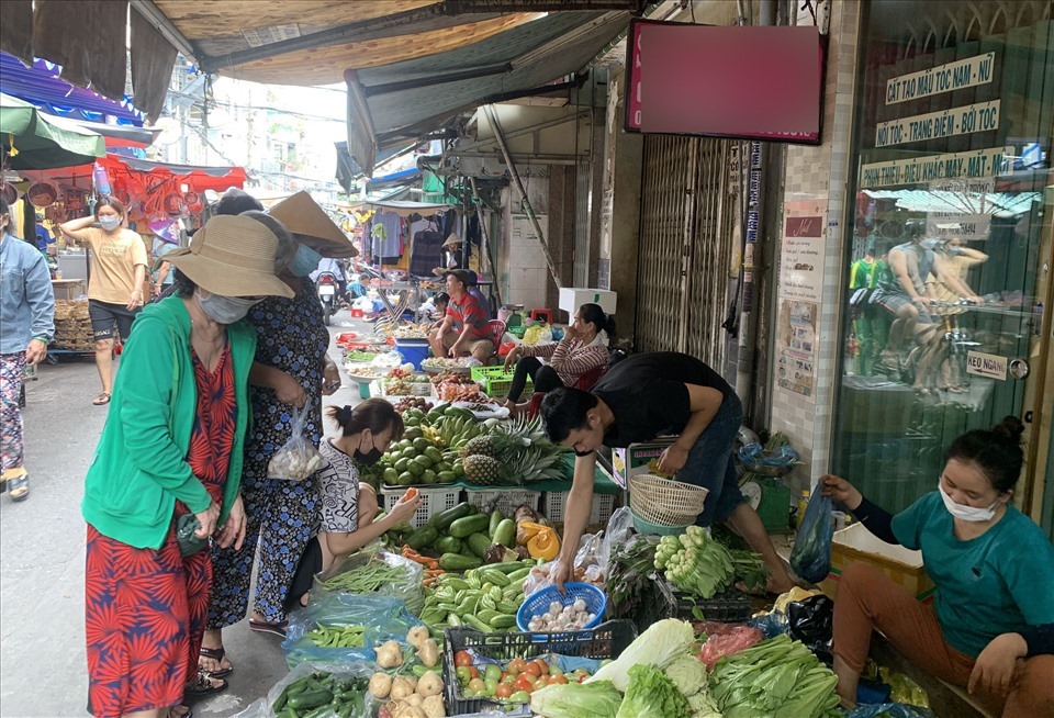 Tại các chợ truyền thống trên địa bàn TPHCM, giá nhiều loại thực phẩm tăng cao theo giá xăng dầu. Ảnh: Ngọc Lê