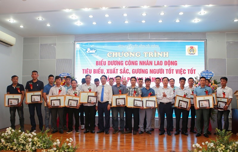 Lãnh đạo Công đoàn Tổng công ty và Cảng Hải phòng trao khen thưởng tới NLĐ.