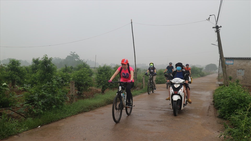 Đạp xe qua vùng trồng đào. Ảnh: Nguyễn Hương