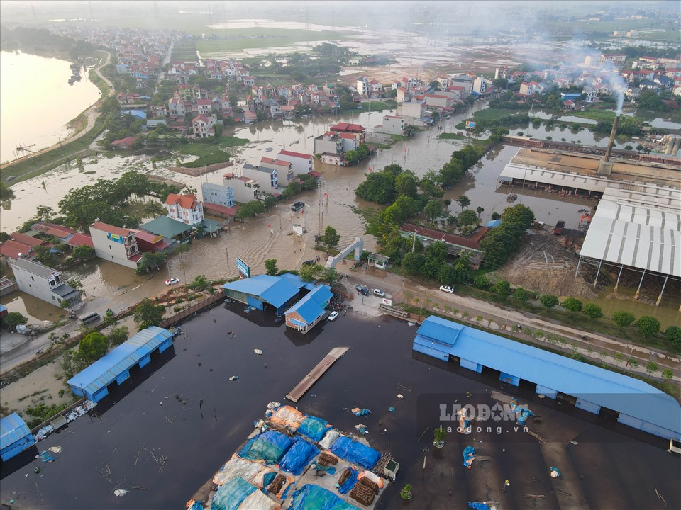 Ông Hoàng Công Bộ - Chủ tịch UBND huyện Hiệp Hòa, tỉnh Bắc Giang cho biết, tình trạng ngập úng trên cục bộ tại Cụm công nghiệp E-Parks Industrial Complex, xã Hợp Thịnh, nguyên nhân chủ yếu là do nước sông Cầu dâng cao đang ở mức báo động đỏ.