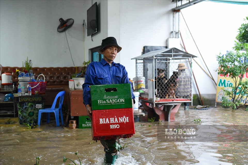 “Những năm trước, do ảnh hưởng của đại dịch COVID-19 khiến quán karaoke phải tạm thời đóng cửa để phòng dịch, giờ cuộc sống trở lại bình thường mới, thì gặp phải thiên tai, hiểm họa khiến bà con nông dân chúng tôi đã khó khăn nay lại càng eo hẹp hơn”- ông Kỳ buồn bã nói.