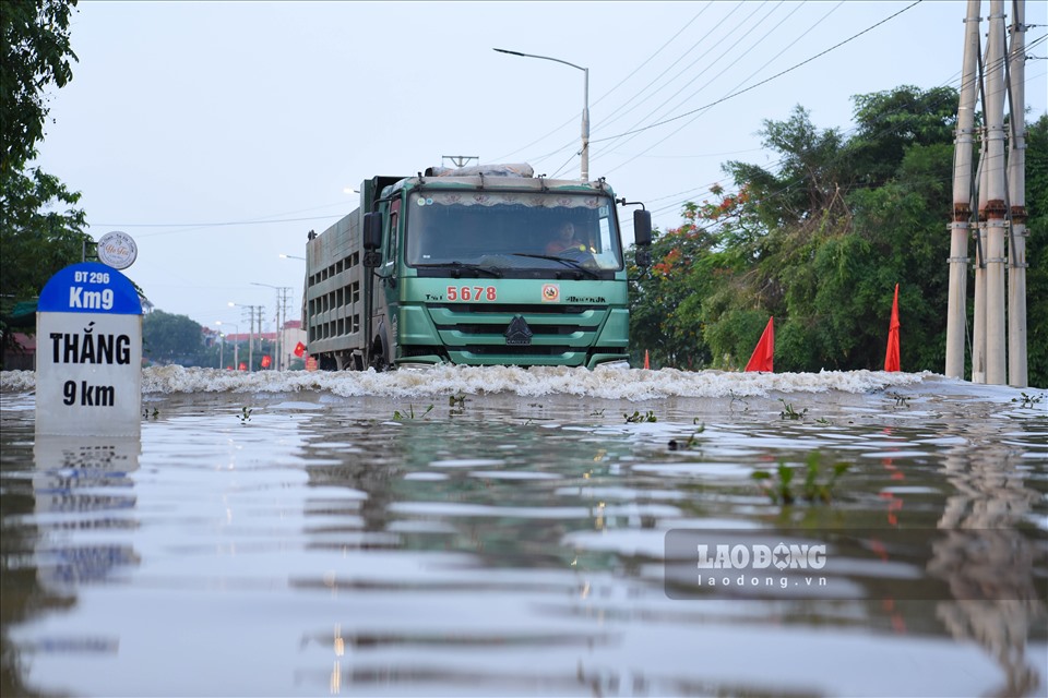 Trước đó, ngày 23, 24.5 do mưa lớn trên địa bàn huyện Hiệp Hòa (Bắc Giang) kết hợp với nước từ đầu nguồn đổ về, khiến mực nước tại sông Cầu dâng cao. Đặc biệt, tại khu vực cổng Cụm công nghiệp Hợp Thịnh đến chân cầu Vát độ sâu đo được từ 50-70cm.