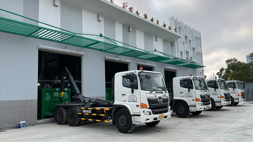 Trạm ép rác có công suất 10,35 tấn/thùng, sau khi rác được ép sẽ chứa trong xe tải trọng lớn đưa vào bãi rác Khánh Sơn để xử lý.
