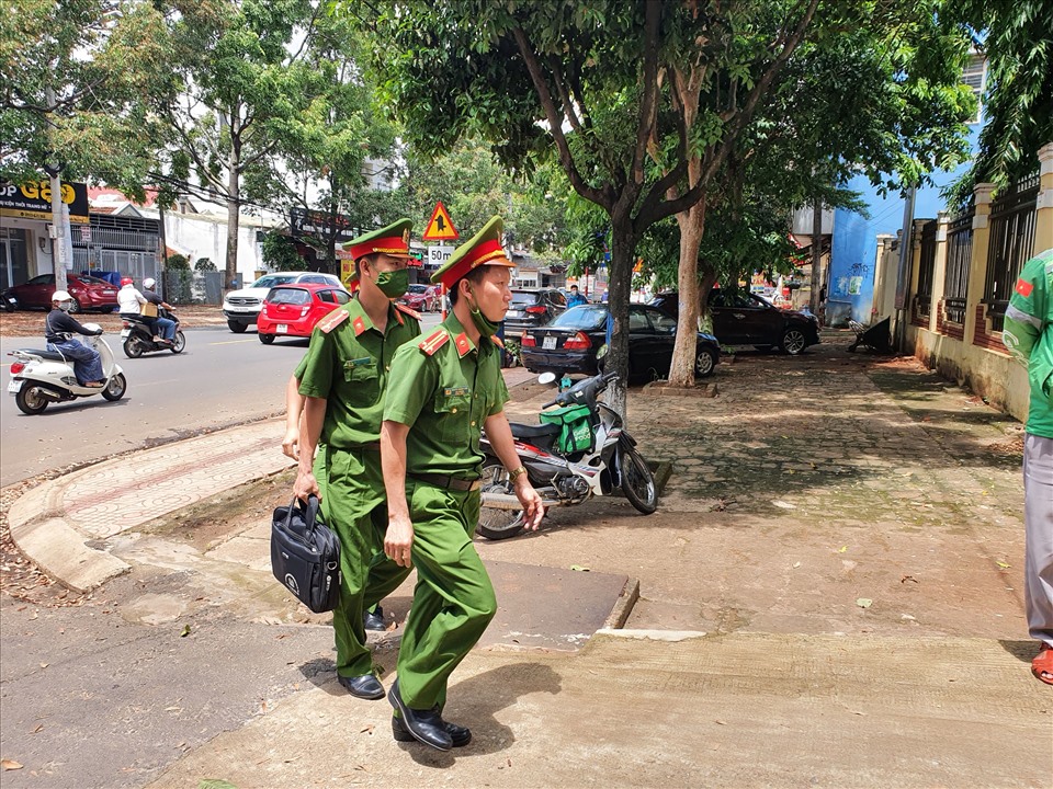 Trưa ngày 27.5, lực lượng Công an tỉnh Đắk Lắk đã đến trụ sở CDC Đắk Lắk làm việc. Ảnh: Bảo Trung