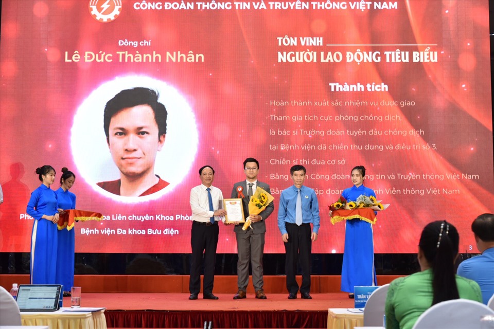 Thứ trưởng Bộ Thông tin và Truyền thông Phạm Anh Tuấn và Phó Chủ tịch Tổng LĐLĐVN Trần Văn Thuật