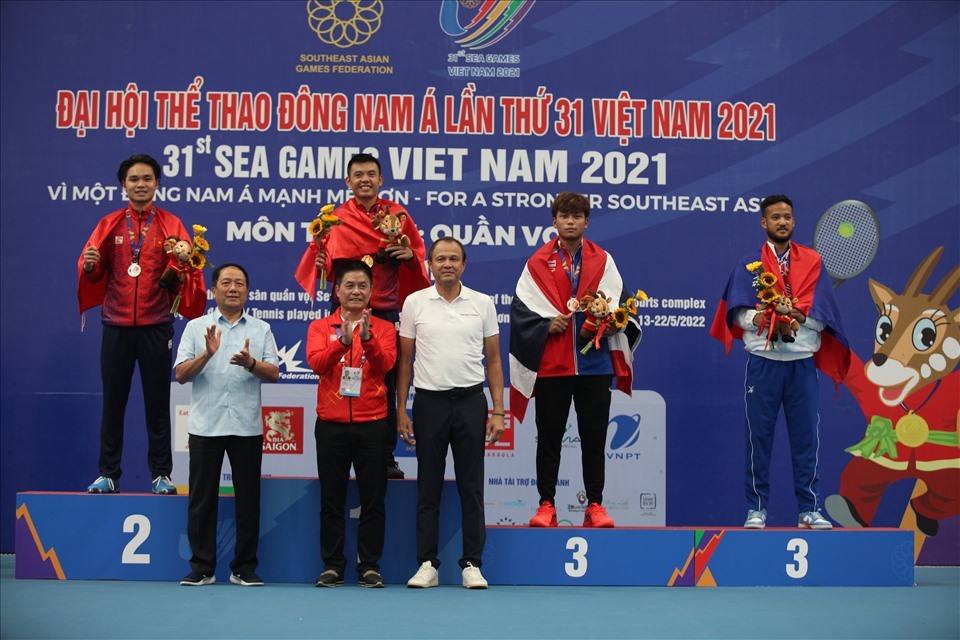 Lý Hoàng Nam nhận huy chương vàng SEA Games 31 sau chiến thắng trước Trịnh Linh Giang. Ảnh: HH