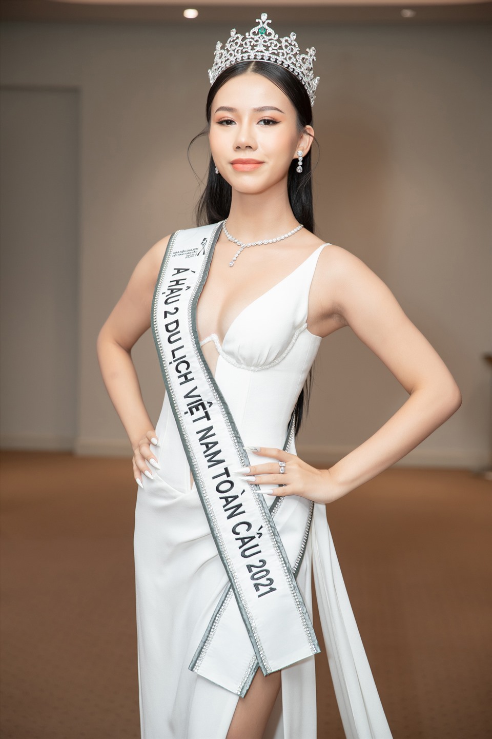 Trong khi đó, thí sinh Trần Thu Hà vỡ oà khi được gọi tên vào Top 3. Cô khẳng định bản thân sẽ làm được nhiều hơn để chứng minh việc mình giành Á hậu 2 Hoa hậu Du lịch Việt Nam Toàn cầu 2021 là hoàn toàn xứng đáng.