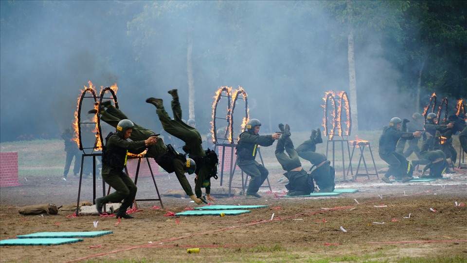 Màn biểu diễn võ thuật, chiến thuật CSCĐ của chiến sỹ tham gia khóa huấn luyện.