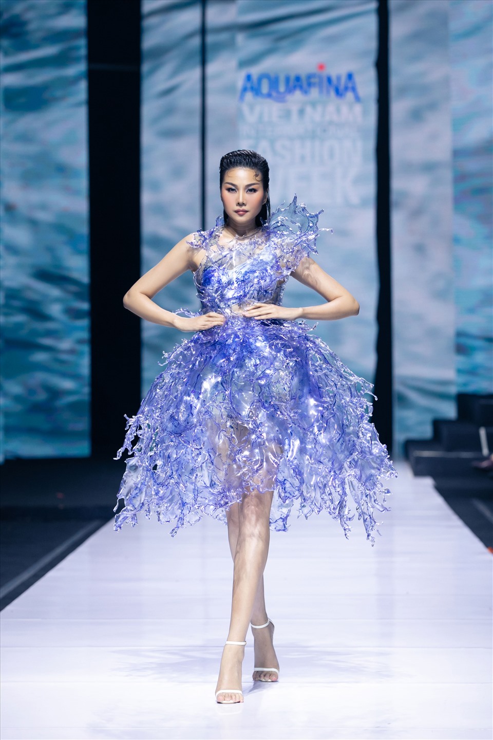 NTK Võ Công Khanh vô cùng tinh tế khi tạo nên chiếc váy được thiết kế kỳ công từ vỏ chai nhựa, khắc họa phong cách thời trang khác biệt của NTK với chất liệu tái chế, thân thiện với môi trường.