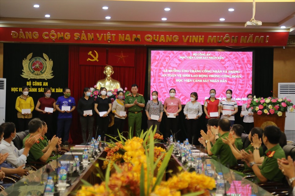 Đồng chí Đại tá, TS Nguyễn Đăng Sáu - Phó Giám đốc Học viện CSND trao quà cho đoàn viên có hoàn cảnh khó khăn do bị ảnh hưởng nặng nề của đại dịch COVID-19. Ảnh: CĐ Học viện CSND.